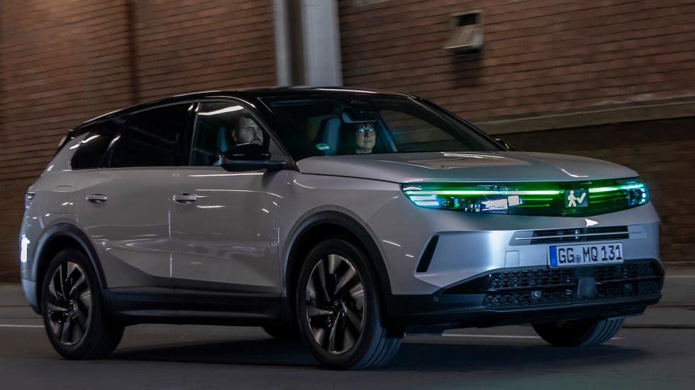 Γερμανικό SUV επικοινωνεί με τους πεζούς μέσω AI - Ποια μάρκα το έχει;